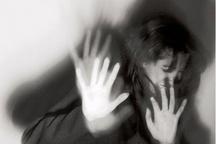 Nữ sinh dùng dao cứa vào tay khi bị thầy xâm hại: Bảo vệ trẻ bằng cách nào?