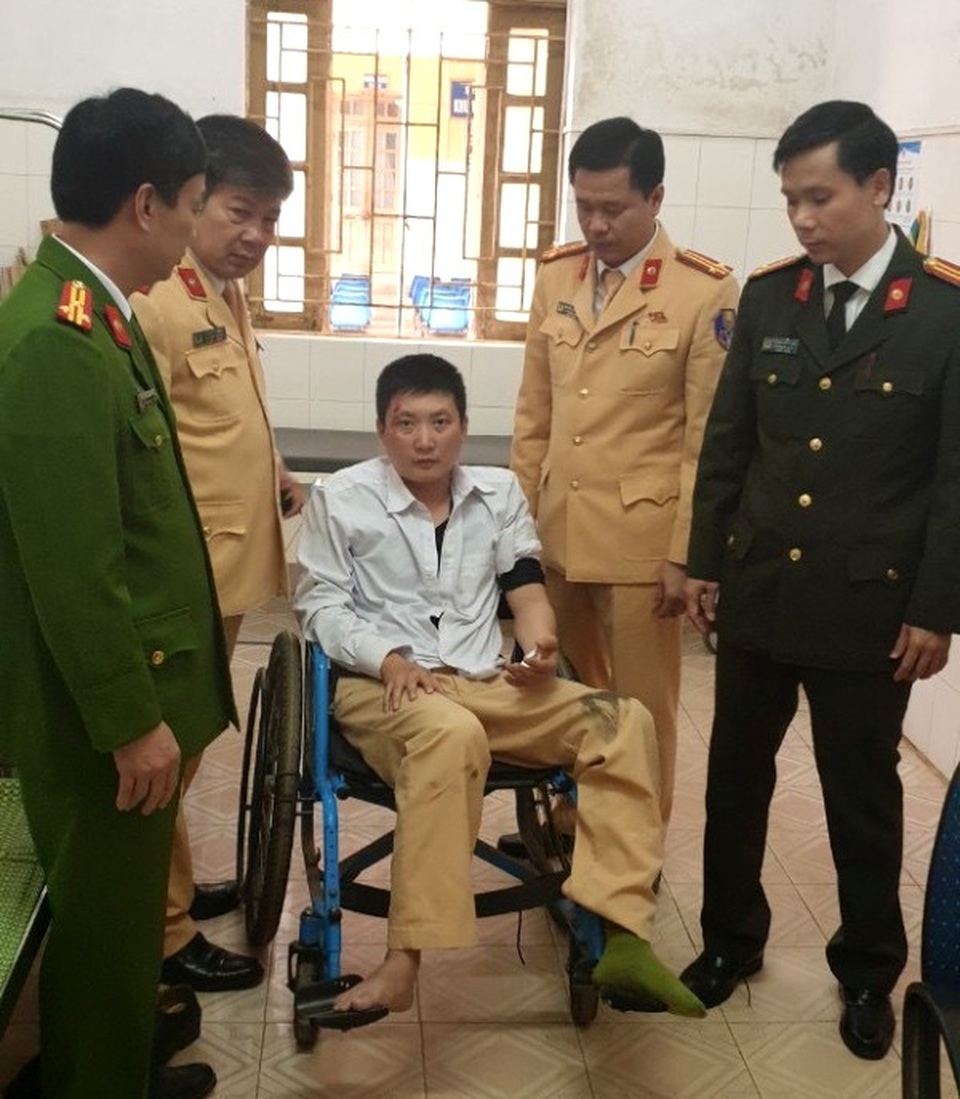 Vi phạm tốc độ, lao xe thẳng vào tổ CSGT khiến một chiến sĩ bị thương - 1 Vi phạm tốc độ, lao xe thẳng vào tổ CSGT khiến một chiến sĩ bị thương - 1