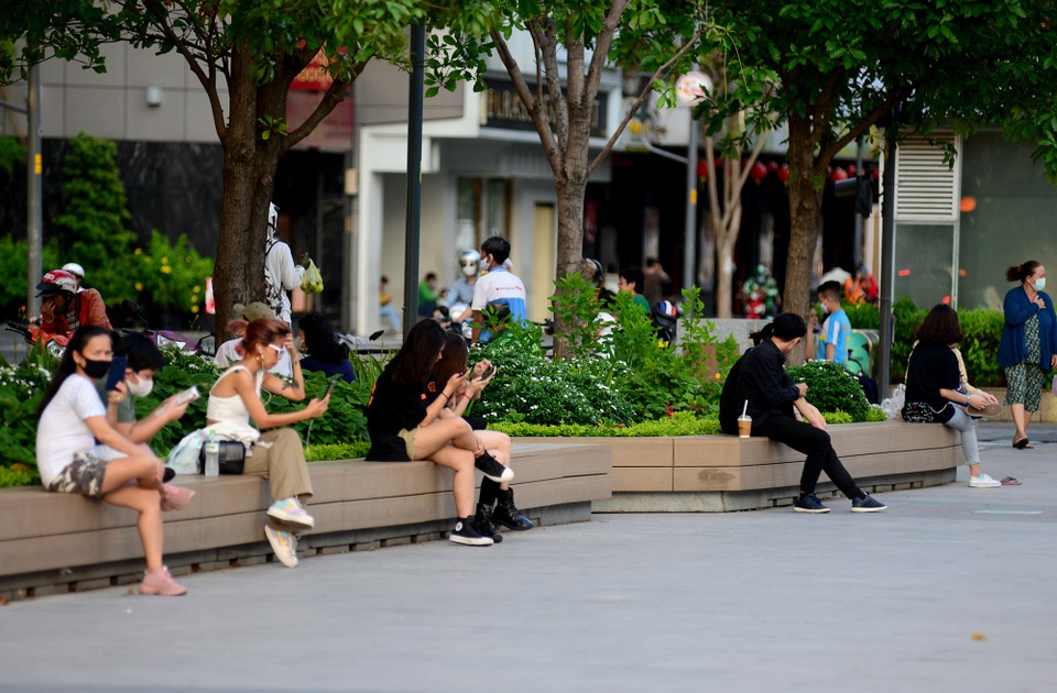 Người dân vui chơi.jpg Người dân vui chơi.jpg
