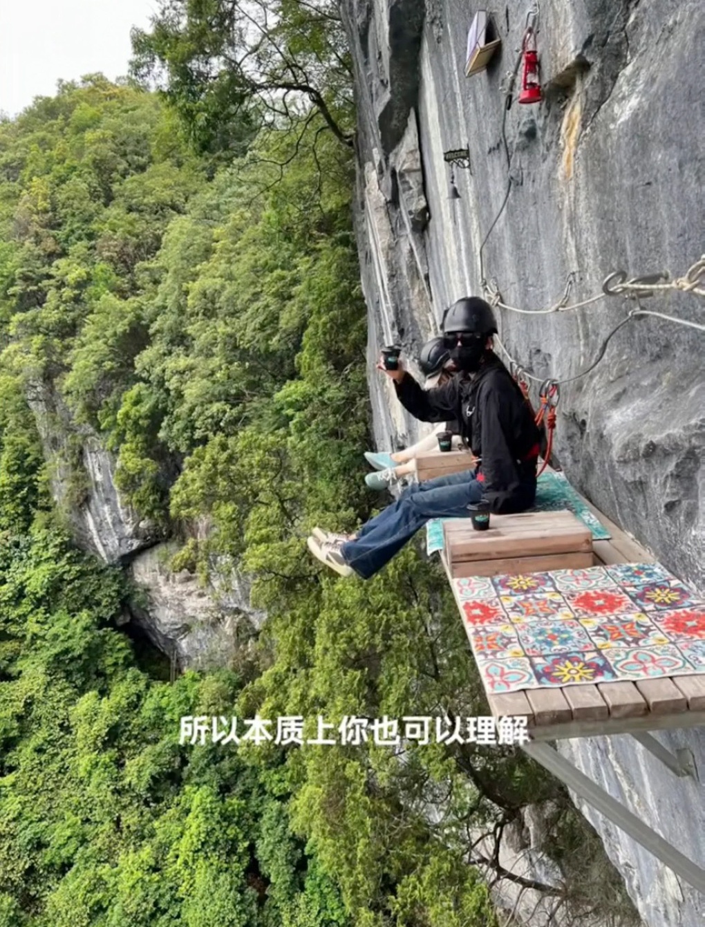 Chi 1,3 triệu đồng cho cốc cà phê mạo hiểm bên vách đá 200m ở Trung Quốc - 2 Chi 1,3 triệu đồng cho cốc cà phê mạo hiểm bên vách đá 200m ở Trung Quốc - 2