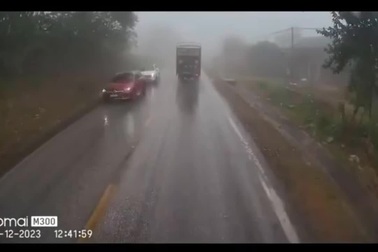 Xe Santa Fe húc đầu ô tô ngược chiều trong một tình huống gây tranh cãi