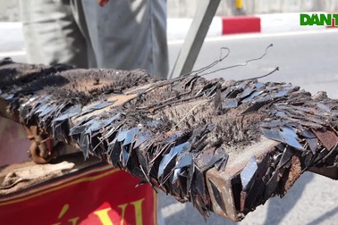 Kinh hãi với hàng trăm mảnh nhọn hoắt rải đầy trên cầu vượt ở TPHCM