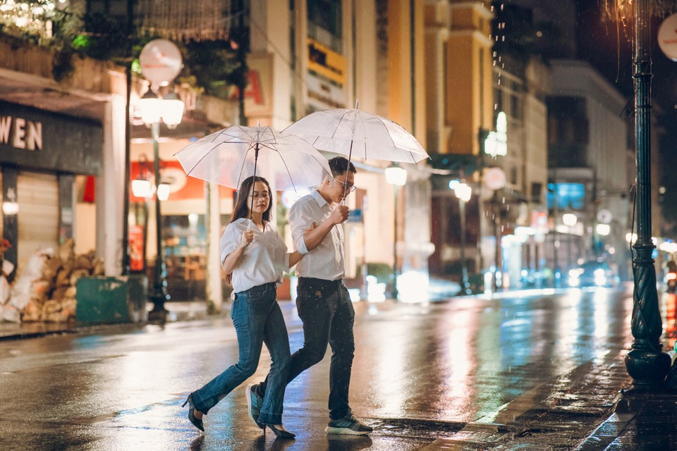 Ngắm Hà Nội lãng mạn trong mưa qua bộ ảnh của cặp đôi trẻ - 10 Ngắm Hà Nội lãng mạn trong mưa qua bộ ảnh của cặp đôi trẻ - 10