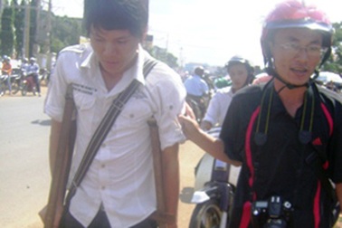 Nén đau, chống nạng đi thi