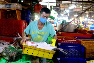 Thầy giáo chuyển nghề mua được nhà sau 11 năm thức đêm làm ...thợ mổ cá