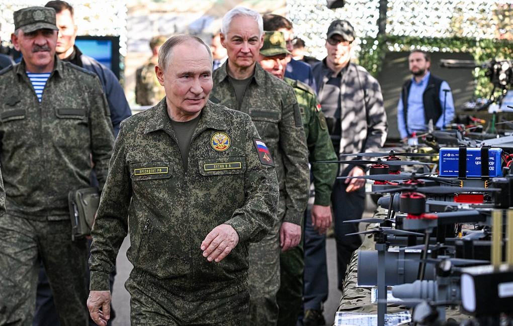 Tổng thống Vladimir Putin mặc quân phục, thị sát thao trường tập trận - 1