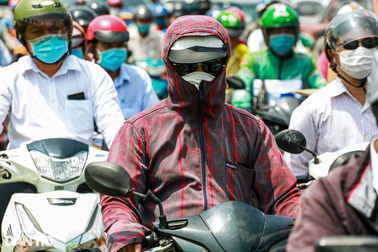 Người dân ở TPHCM phải vào nhà vệ sinh để trốn nóng