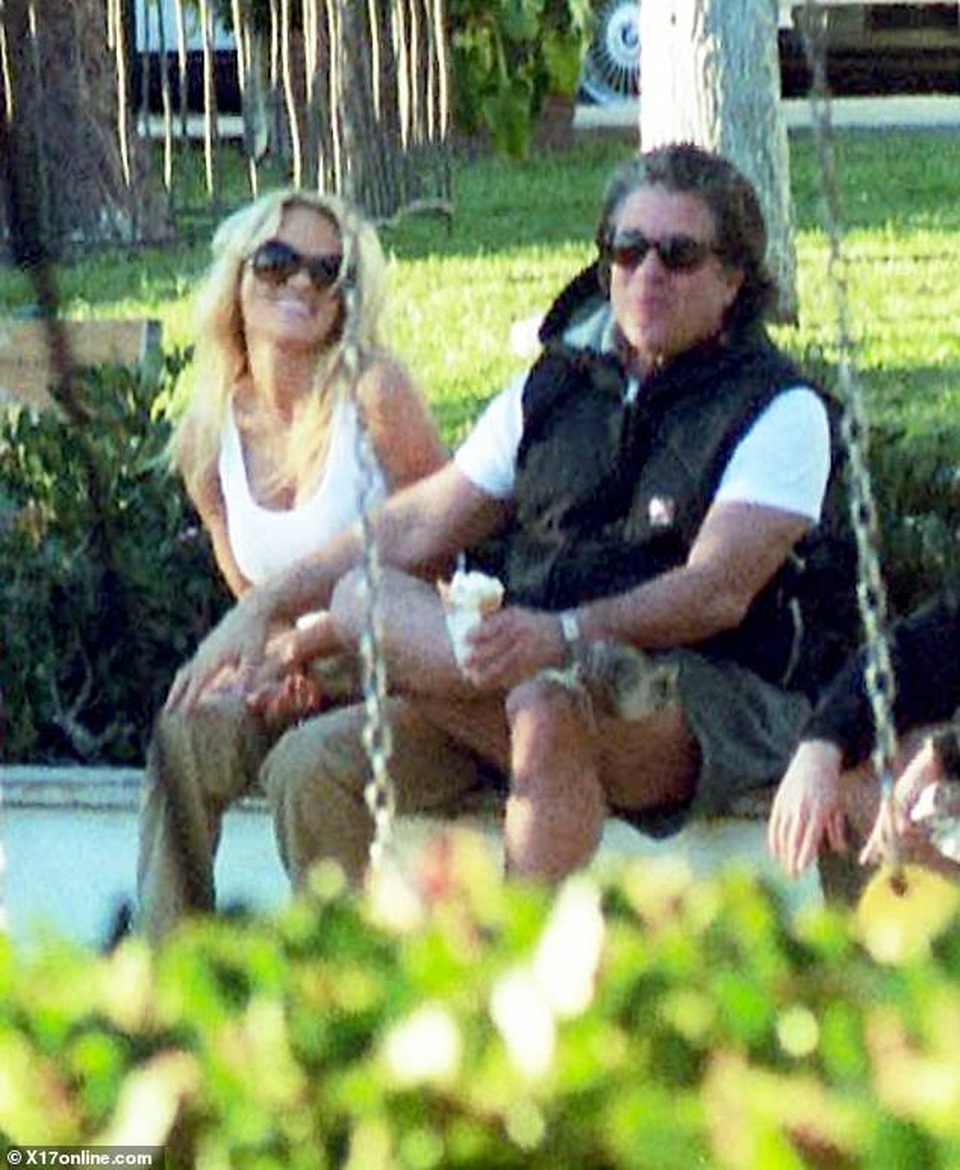 Pamela Anderson bí mật kết hôn lần thứ 5 - 3 Pamela Anderson bí mật kết hôn lần thứ 5 - 3