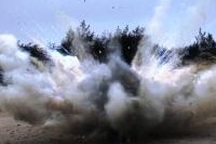 Nhặt được bom lén mang về nhà chơi, 2 anh em tử vong