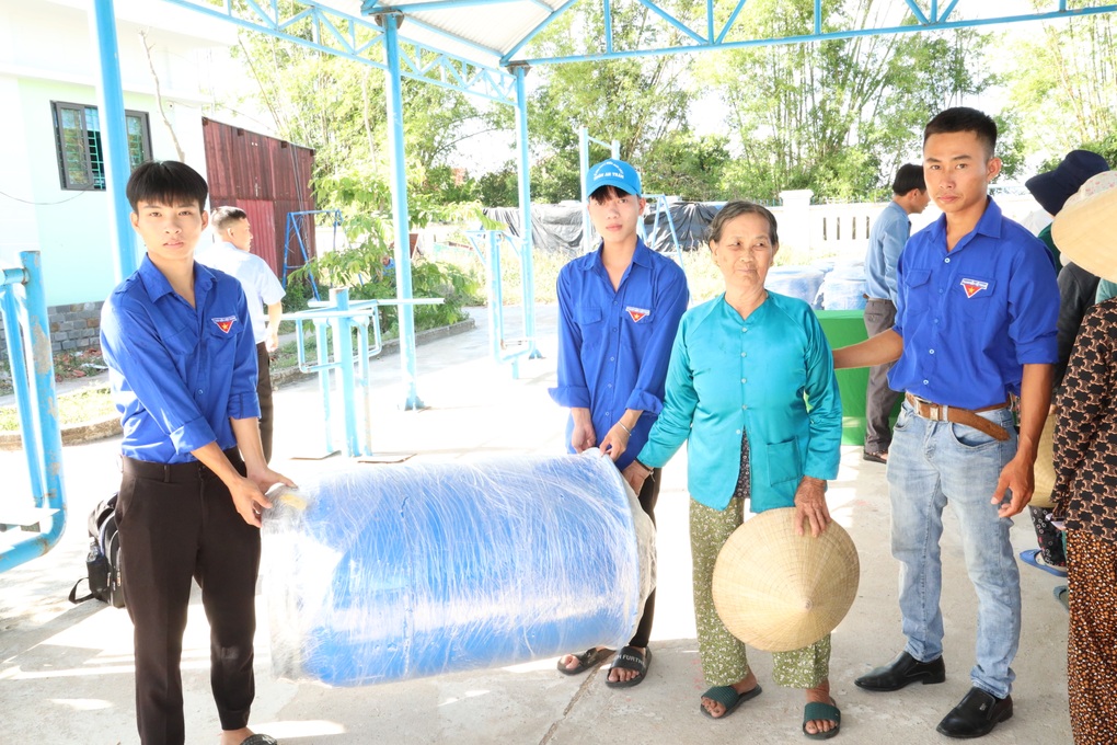 Cấp 40 thùng phuy chống nước cho người dân vùng ngập lụt - 2 Cấp 40 thùng phuy chống nước cho người dân vùng ngập lụt - 2