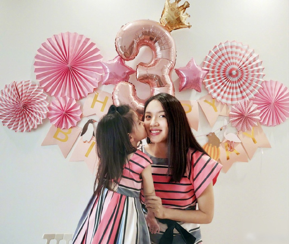 Cuộc sống kín tiếng nhưng viên mãn của cựu Hoa hậu Thế giới - 22 Cuộc sống kín tiếng nhưng viên mãn của cựu Hoa hậu Thế giới - 22