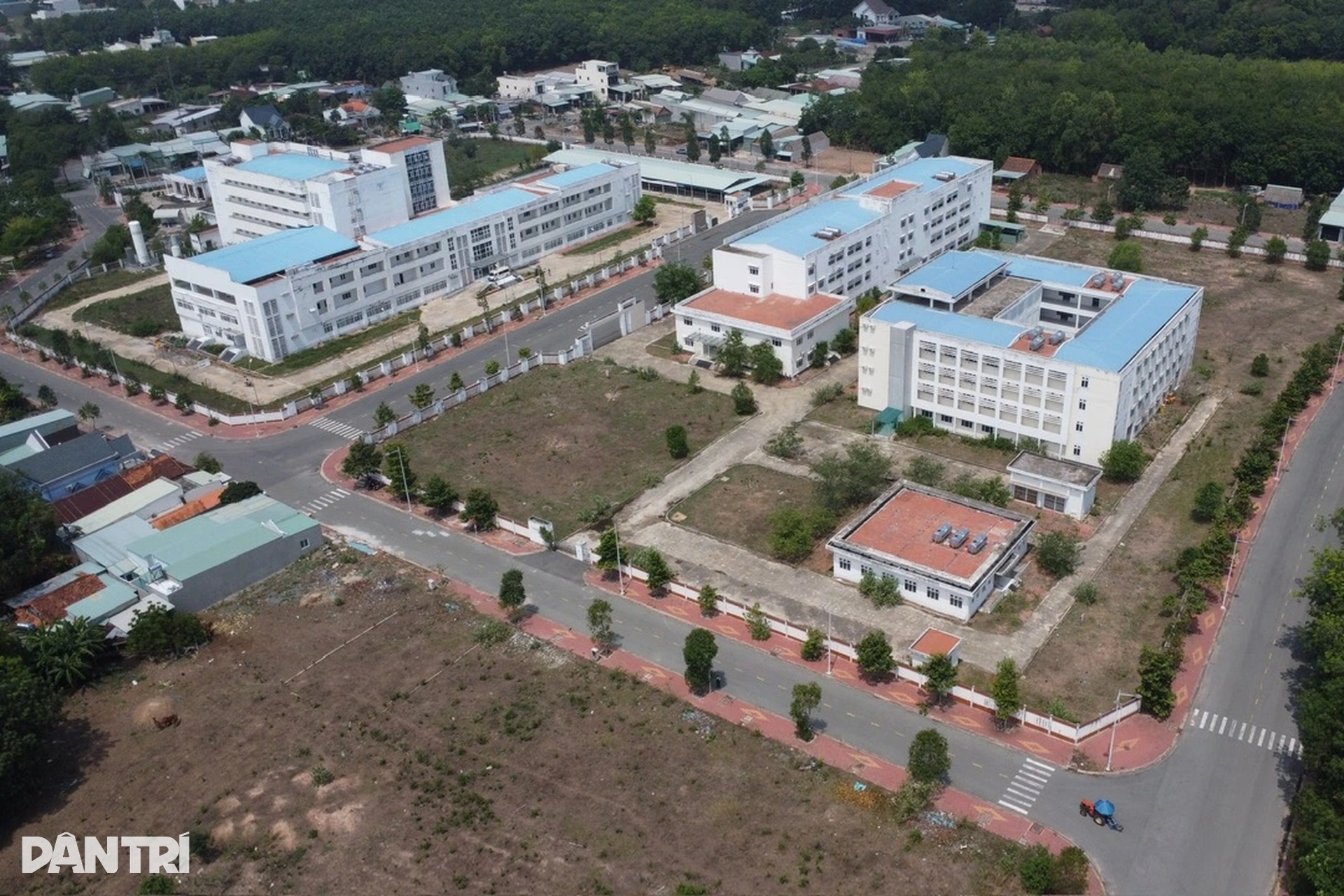 Cỏ mọc um tùm bên trong bệnh viện trăm tỷ bỏ hoang nhiều năm ở TPHCM - 9