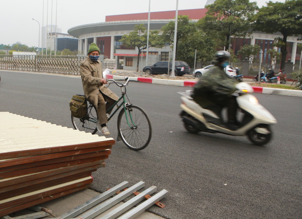 Tháo dỡ rào chắn đường đua F1, đường Lê Quang Đạo thông thoáng - 12 Tháo dỡ rào chắn đường đua F1, đường Lê Quang Đạo thông thoáng - 12