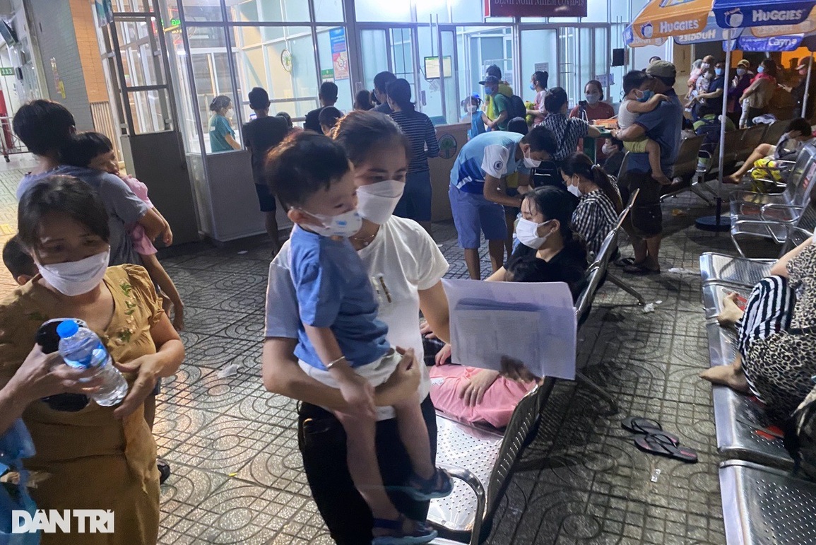 Phụ huynh xuyên đêm đưa con đi khám Covid-19, nhiều trẻ mệt mỏi ngủ gục - 5 Phụ huynh xuyên đêm đưa con đi khám Covid-19, nhiều trẻ mệt mỏi ngủ gục - 5