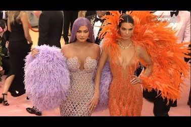 Kendall Jenner, Kylie Jenner đọ dáng
