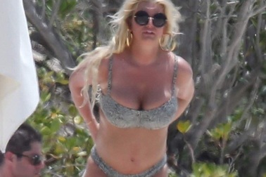 Jessica Simpson khoe dáng nảy nở