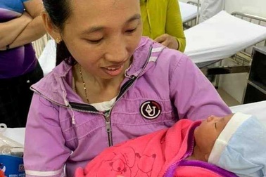 Bé trai bị bỏ rơi đã có cha mẹ nuôi