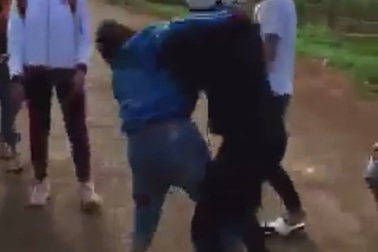 Hai nữ sinh đánh nhau giữa đường do mâu thuẫn vay tiền