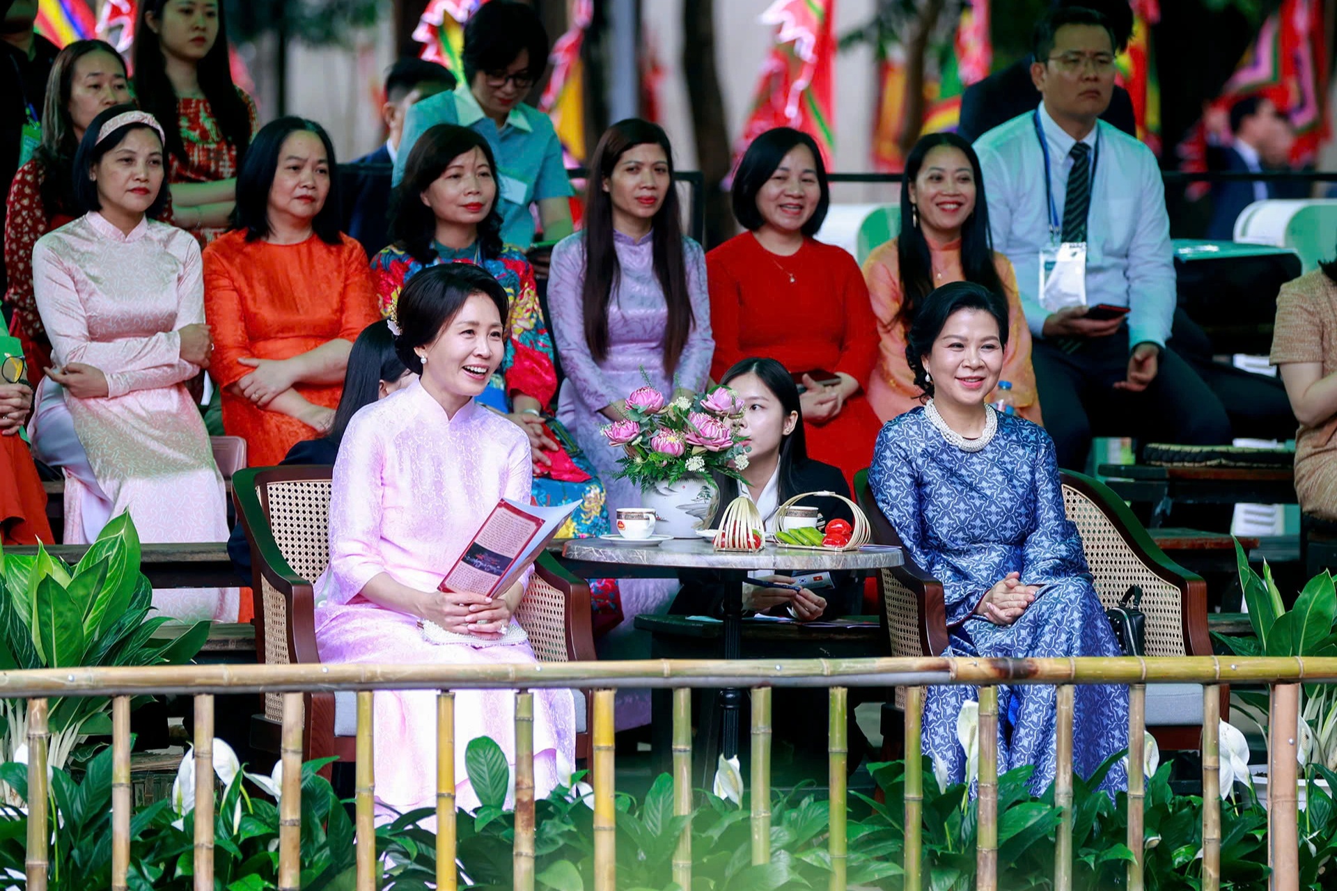 Phu nhân Phương Ly cùng Phu nhân Tổng thống Hàn Quốc xem múa rối nước - 9