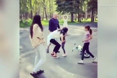 Vợ cũ, vợ mới của tài tử Bruce Willis cùng… cách ly bên nhau