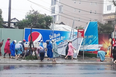 Người dân Đà Nẵng dọn vệ sinh, khắc phục hậu quả mưa bão, đón APEC