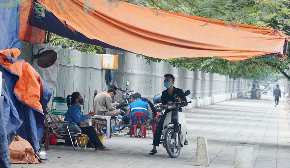 Hà Nội: Nhiều quán trà đá vỉa hè mọc trở lại bất chấp lệnh cấm - 3 Hà Nội: Nhiều quán trà đá vỉa hè mọc trở lại bất chấp lệnh cấm - 3