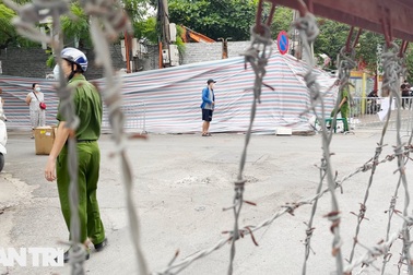 Bên trong khu vực phong tỏa nhiều lớp ở phố Văn Chương