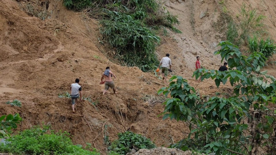 Quảng Nam đề nghị tiếp tế lương thực cho 3.000 dân bằng trực thăng - 3 Quảng Nam đề nghị tiếp tế lương thực cho 3.000 dân bằng trực thăng - 3