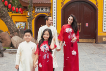 Diễn viên Trang Nhung cùng chồng và 2 con du xuân