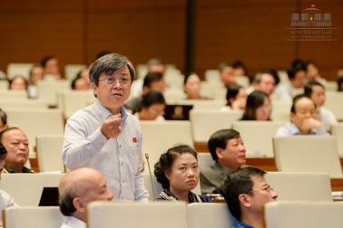 “Nỏ thần chớ để sa tay giặc/ Mất cả đất liền, cả biển sâu”