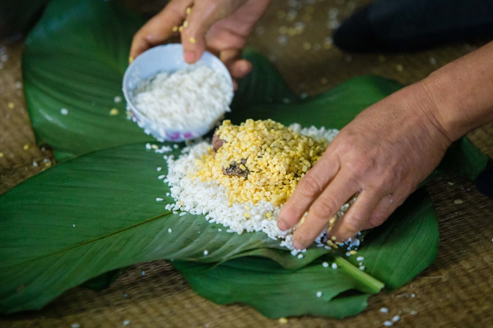 Cận cảnh “xưởng bánh” cho ra lò cả tấn bánh chưng mỗi ngày phục vụ Tết nguyên đán - 8 Cận cảnh “xưởng bánh” cho ra lò cả tấn bánh chưng mỗi ngày phục vụ Tết nguyên đán - 8