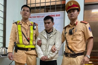 Bị truy đuổi, đối tượng vận chuyển ma túy tông ô tô vào cảnh sát giao thông