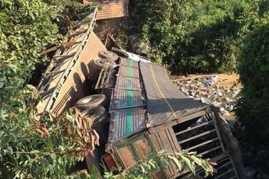 Cầu tải trọng dưới 5 tấn đổ sập khi xe 18 tấn chạy qua