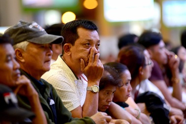 Trắng đêm vật vã ở sân bay chờ đón Việt kiều về quê ăn Tết