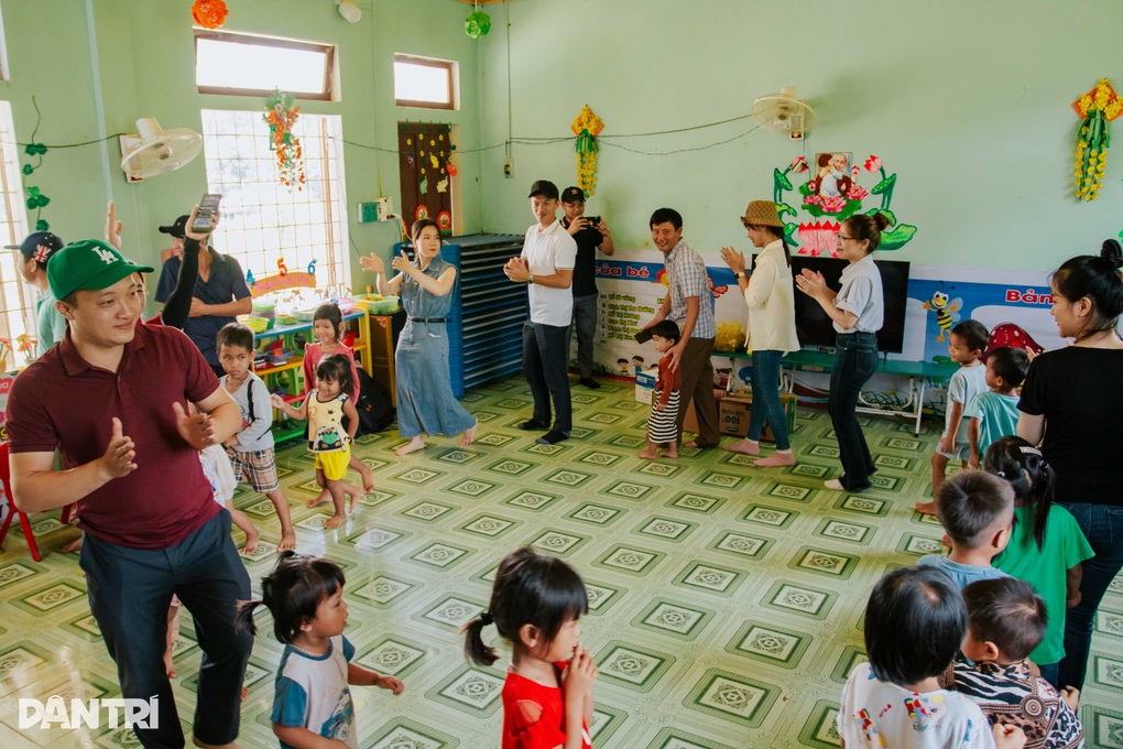 Mang niềm vui về với học sinh Mã Liềng, Quảng Bình - 1 Mang niềm vui về với học sinh Mã Liềng, Quảng Bình - 1