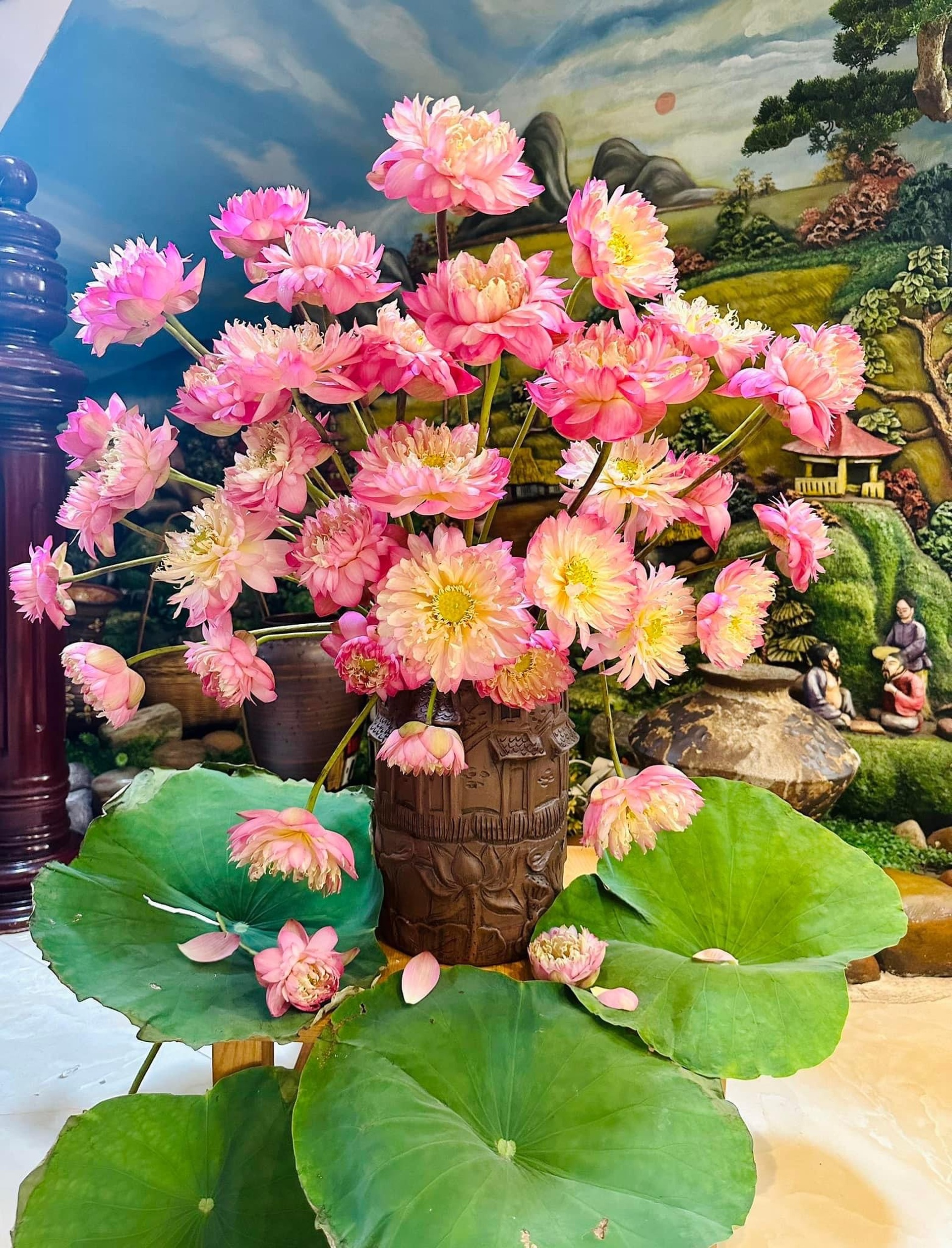 Người phụ nữ Hải Phòng chi trăm triệu cắm loạt bình hoa khổng lồ gây sốt - 1 Người phụ nữ Hải Phòng chi trăm triệu cắm loạt bình hoa khổng lồ gây sốt - 1