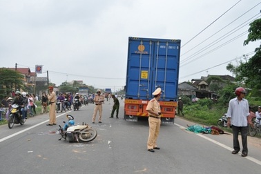  2 vợ chồng chết thảm do bị xe container va quệt