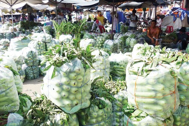 Khi trái dưa hấu giá ngang ly trà đá...