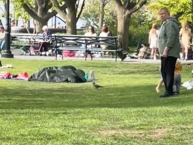 Cặp đôi bị nghi ngờ làm chuyện ấy giữa công viên ngay trước mặt trẻ nhỏ - 2