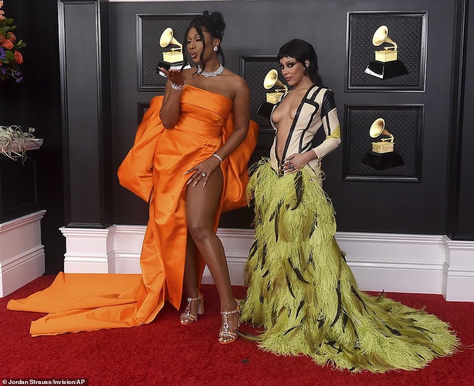 Choáng với váy hở bạo của Doja Cat trên thảm đỏ Grammy - 3 Choáng với váy hở bạo của Doja Cat trên thảm đỏ Grammy - 3
