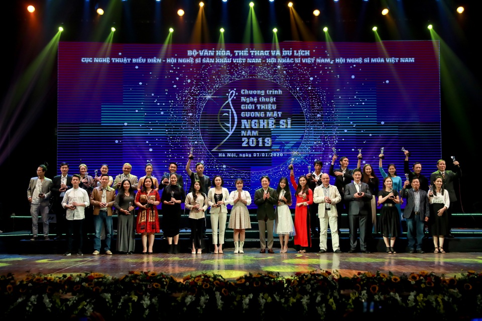 Hơn 200 nghệ sĩ rạng rỡ được vinh danh ngày đầu năm - 5 Hơn 200 nghệ sĩ rạng rỡ được vinh danh ngày đầu năm - 5