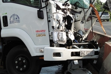 Tông vào đuôi xe tải, tài xế kẹt trong cabin