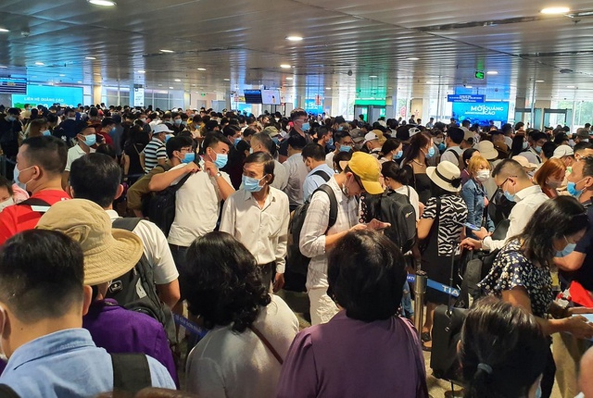 Khách ồ ạt đổ về sân bay Tân Sơn Nhất, phá vỡ kỷ lục cao điểm Tết - 1 Khách ồ ạt đổ về sân bay Tân Sơn Nhất, phá vỡ kỷ lục cao điểm Tết - 1