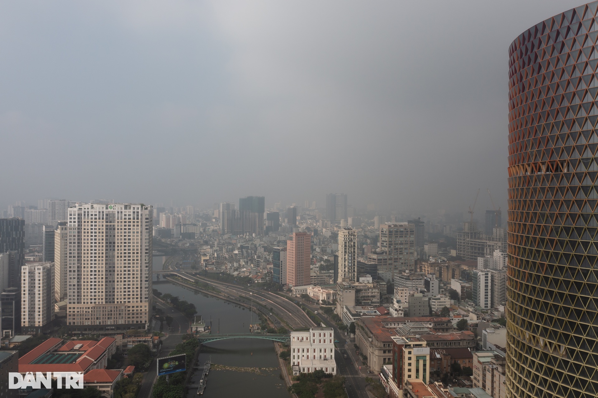 TPHCM se lạnh, chìm trong sương mù những ngày giáp Tết Nguyên đán - 16 TPHCM se lạnh, chìm trong sương mù những ngày giáp Tết Nguyên đán - 16