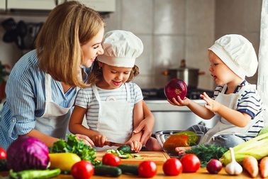 Mẹ có biết: Hướng dẫn cho bé chuyển từ ăn dặm sang ăn cơm với chế độ dinh dưỡng cân bằng