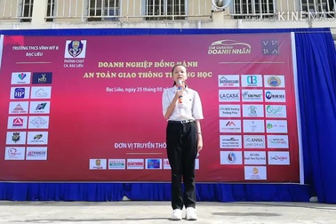 Nữ sinh lớp 9 thuyết trình về an toàn giao thông.