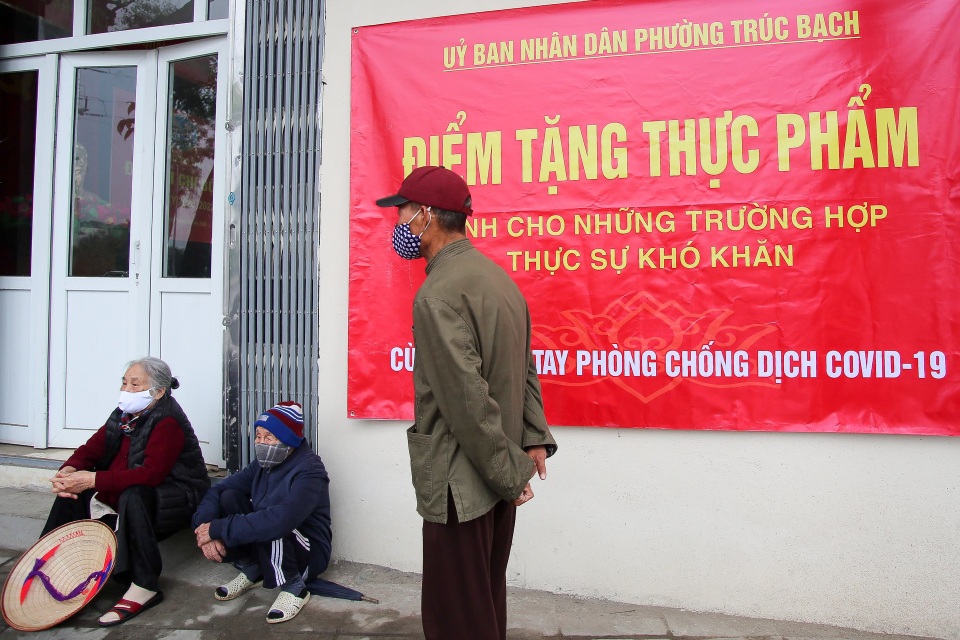 Phường Trúc Bạch phát hàng trăm suất quà miễn phí giữa dịch Covid-19 - 8 Phường Trúc Bạch phát hàng trăm suất quà miễn phí giữa dịch Covid-19 - 8
