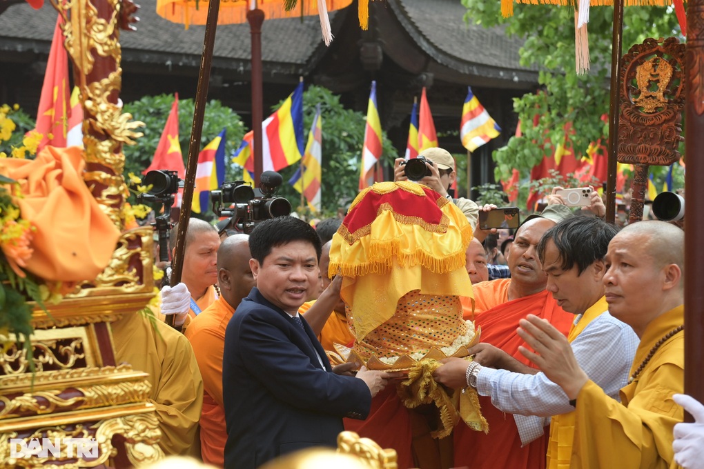 Hàng nghìn người cung rước xá lợi Đức Phật về chùa Tam Chúc - 2 Hàng nghìn người cung rước xá lợi Đức Phật về chùa Tam Chúc - 2