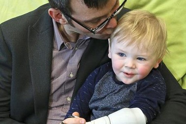 Em bé mất cánh tay được cha làm cho tay giả