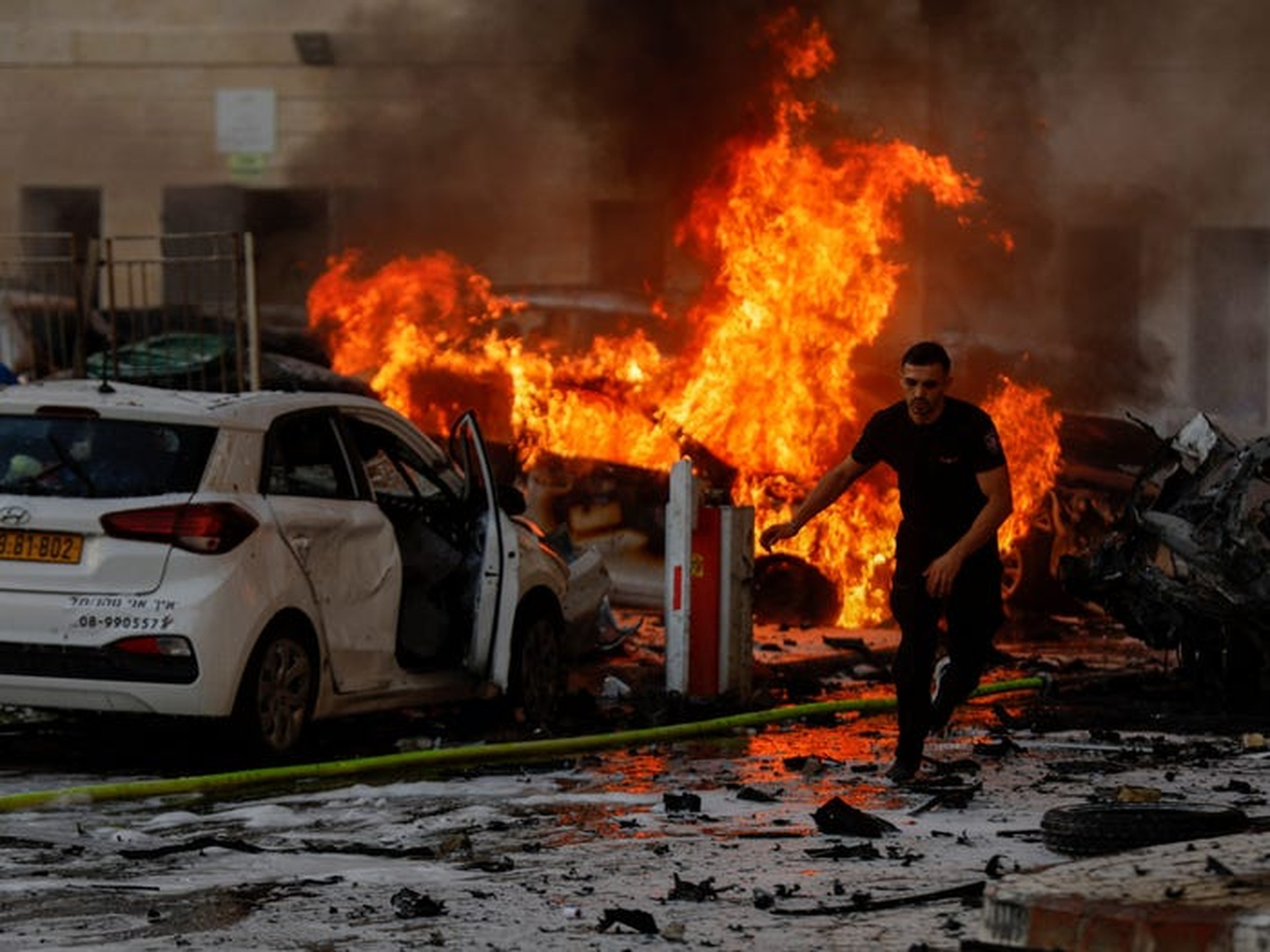 Hamas tấn công Israel: Đường phố tan hoang, thi thể nằm la liệt - 3 Hamas tấn công Israel: Đường phố tan hoang, thi thể nằm la liệt - 3